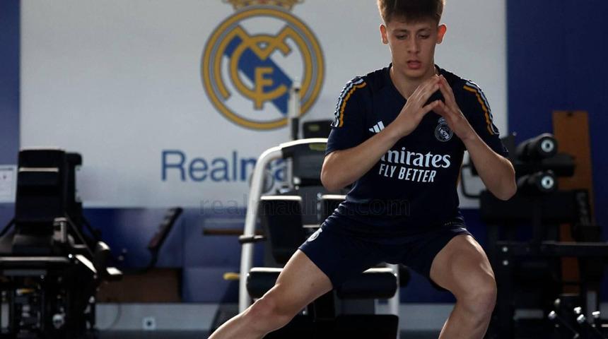 Real Madrid cephesi Arda Güler'i yere göğe sığdıramıyor! Ancelotti, Barcelona'ya resmen kafa tuttu...