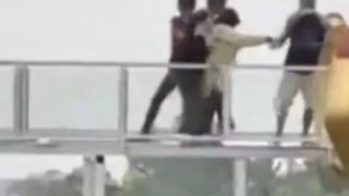 Korkunç anlar! Cam tabanlı köprü paramparça oldu... 9 metrelik yükseklikten düşerek hayatını kaybetti