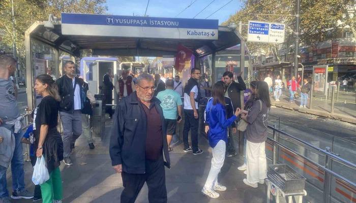 Araçtan indirilen vatandaşlar sonraki durağa kadar yürüdü! İstanbul’da tramvay hattında ray arızası
