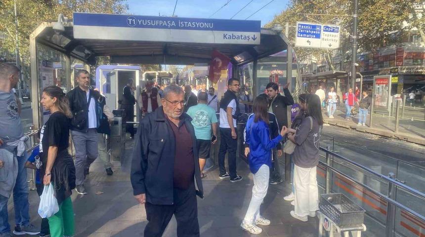 Araçtan indirilen vatandaşlar sonraki durağa kadar yürüdü! İstanbul'da tramvay hattında ray arızası
