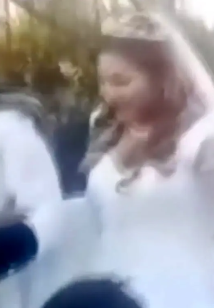 Damadın eski eşi düğünü bastı! Öfkelenen eski eş geline bir kova dolusu dışkı fırlattı... Görüntüler sosyal medyada viral oldu G1