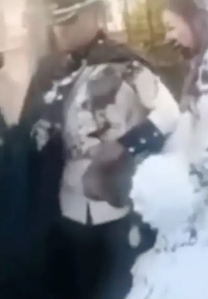 Damadın eski eşi düğünü bastı! Öfkelenen eski eş geline bir kova dolusu dışkı fırlattı... Görüntüler sosyal medyada viral oldu G3