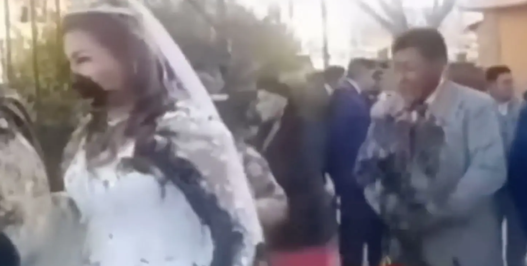 Damadın eski eşi d&uuml;ğ&uuml;n&uuml; bastı! &Ouml;fkelenen eski eş geline bir kova dolusu dışkı fırlattı... G&ouml;r&uuml;nt&uuml;ler sosyal medyada viral oldu