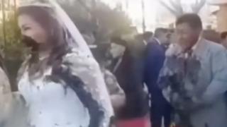 Damadın eski eşi düğünü bastı! Öfkelenen eski eş geline bir kova dolusu dışkı fırlattı... Görüntüler sosyal medyada viral oldu