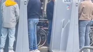 Etrafı açık tuvaletler çok konuşuldu! Sokağın ortasındaki seyyar tuvaletler yorum yağmuruna tutuldu