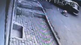 3 yaşındaki Leylanur minibüsün altında kalarak hayatını kaybetti! Yakınları sürücüye saldırdı... Sürücü kalp krizi geçirdi! Korkunç kaza kamerada