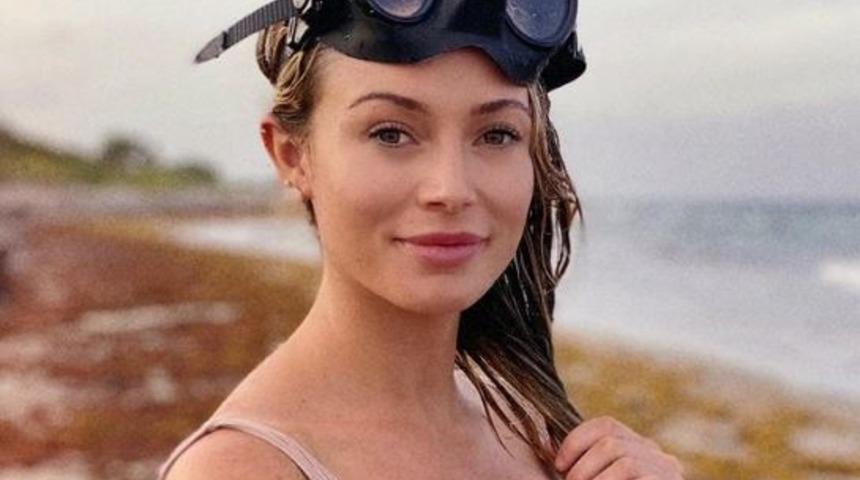 “Dünyanın en seksi bilim insanı” olarak anılıyor! Ayak fetişine önlem alarak çıplak ayaklarını sansürledi! Hareketi olay yarattı