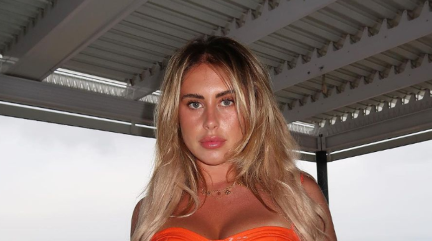 Sosyal medya fenomeni Ariella Nyssa tarzıyla beğeni topladı! Hem göğüs dekoltesi hem de mini eteği beğenildi