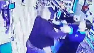 Markette kasiyeri dehşet anlarını anlattı! 'Beni dövmek için kapıda 15 dakika bekledi'