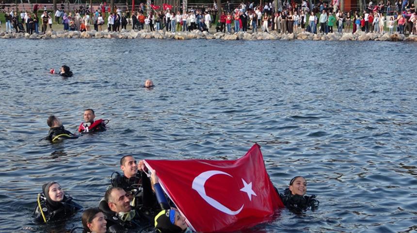 Aynı anda atlayıp, aynı anda dalıp, aynı anda çıktılar! İşte Cumhuriyet'in 100'üncü yılına özel görüntü...