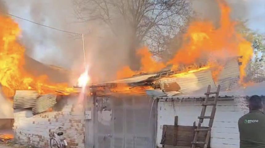  Bahçede yakılan ateş eve sıçradı! Yangın kısa sürede her yeri sardı