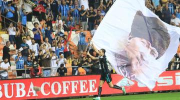 Adana Demirspor futbolcusu Yusuf Erdoğan, Konyaspor maçının ardından Mustafa Kemal Atatürk bayrağıyla sahayı turladı