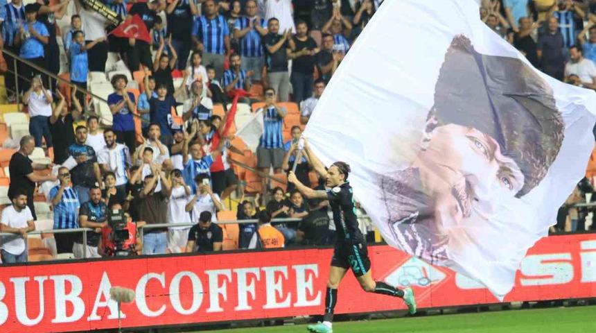 Adana Demirspor futbolcusu Yusuf Erdoğan, Konyaspor maçının ardından Mustafa Kemal Atatürk bayrağıyla sahayı turladı