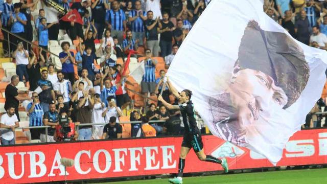 Adana Demirspor futbolcusu Yusuf Erdoğan, Konyaspor maçının ardından Mustafa Kemal Atatürk bayrağıyla sahayı turladı