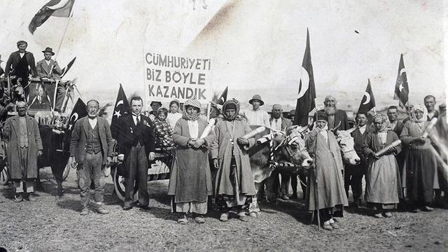 Bir Cumhuriyet Balosu fotoğrafına 100. Yıl Açısından Bakış!