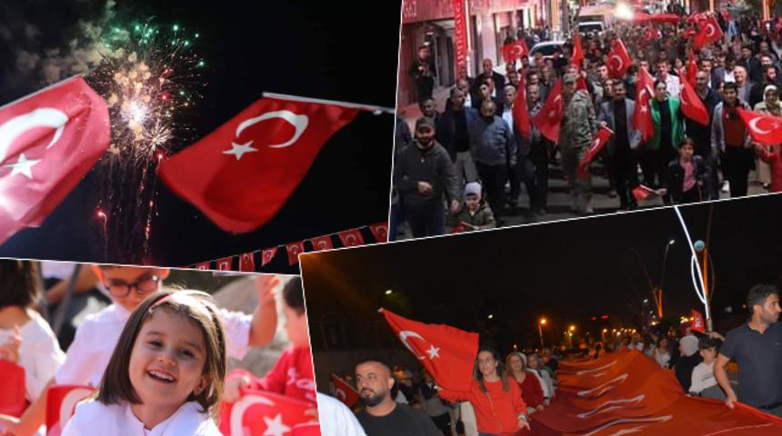 Yer g&ouml;k T&uuml;rk bayrağı! 81 ilde Cumhuriyet'in 100. yılı kutlanmaya başladı