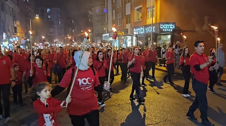Sakarya ve &ccedil;evre illerde Cumhuriyet'in 100. yılı fener alaylarıyla kutlandı