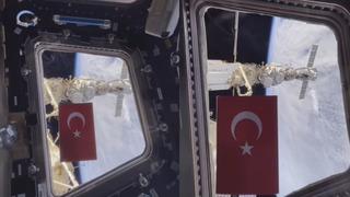 Türk bayrağı uzayda! Rus kozmonotun jesti sosyal medyayı salladı