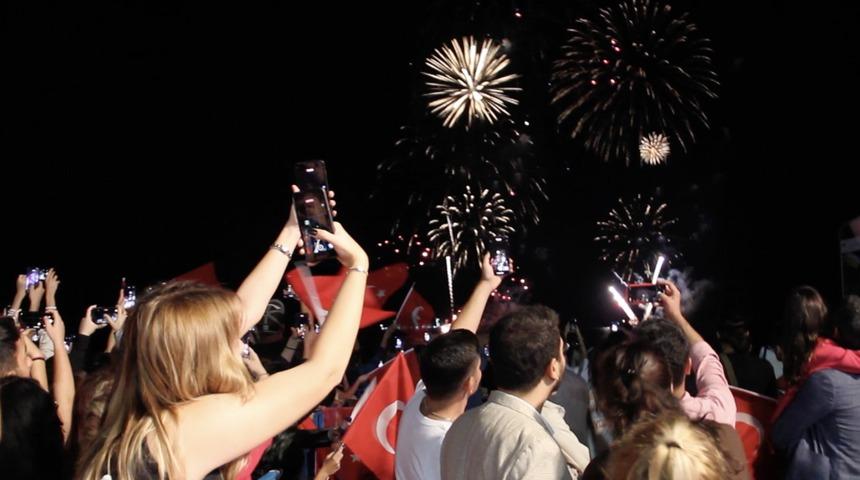 Tekirdağ'da dev konteyner gemisi "Türkiye"den, 100'üncü yıla özel havai fişek gösterisi