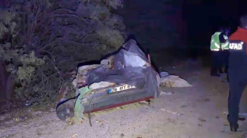 Otomobil kamyona arkadan çarptı: 2 ölü