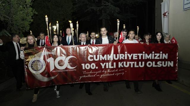 Ankara Üniversitesi, Cumhuriyet'in 100. yıl dönümünü fener alayı ile kutladı