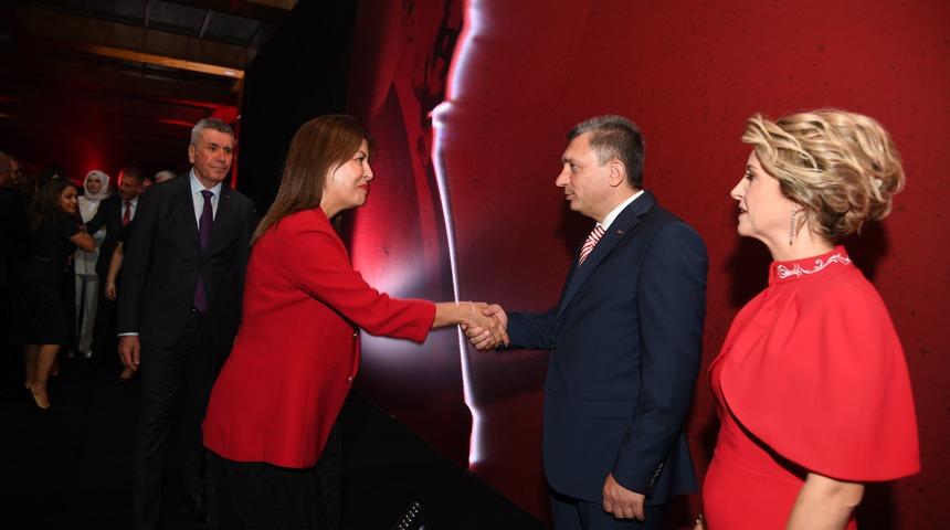 Antalya'da verilen Cumhuriyet resepsiyonunda tarihi giysiler sergilendi