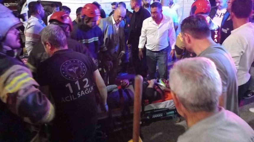 Ağaca &ccedil;arpan minib&uuml;s devrildi: 1&rsquo;i ağır 3 yaralı