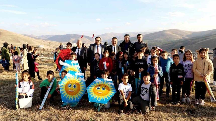 Bayburt’ta Cumhuriyet için uçurtma uçuruldu