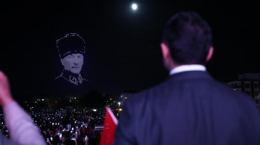 100. yıl kutlamalarına İzmir'deki görüntü damga vurdu! 1923 dron havalandı, gökyüzünde Atatürk portresi oluşturdu 