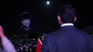 100. yıl kutlamalarına İzmir'deki görüntü damga vurdu! 1923 dron havalandı, gökyüzünde Atatürk portresi oluşturdu 