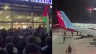 Camlar ve kapılar kırıldı... Dağıstan'da Tel Aviv'den gelen uçak nedeniyle havalimanını bastılar: Bariyerleri aşıp piste girdiler! İsrailli yolcuları aradılar