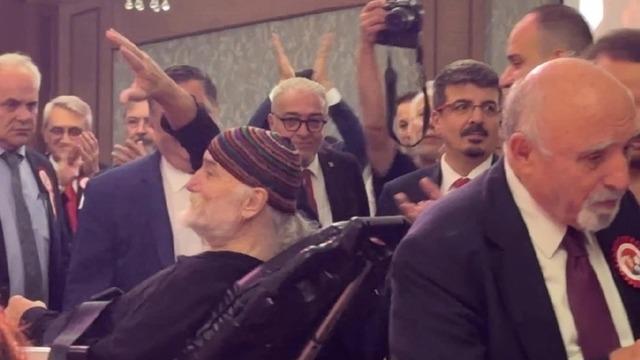 Cumhuriyet Balosu'nda sahne alan ünlü şarkıcı fenalaştı! Fuat Saka sedye ile çıkarılıp hastaneye kaldırıldı