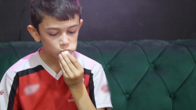 12 yaşındaki Eymen'i görenler gözlerine inanamıyor! Okula giderken, evde, sokakta, her yerde... Ben 'oğlum yeme' diyorum ama beni dinlemiyor