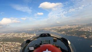 Türk Yıldızları'nın havadaki 100. yıla özel gösterisi kokpitten görüntülendi
