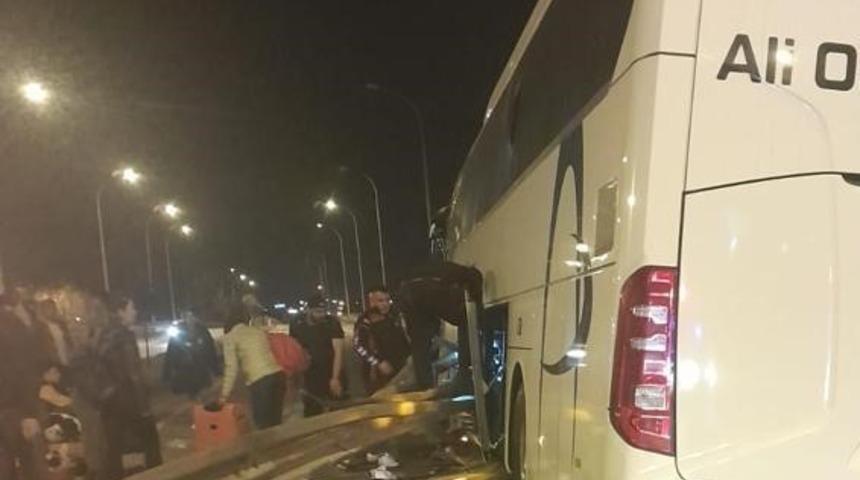 Bariyerlere çarpan yolcu otobüsünde 7 kişi hafif şekilde yaralandı