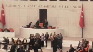 TBMM'de gergin anlar! Kürsünün etrafını kapattılar, oturuma ara verildi