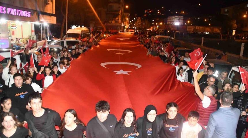 S&ouml;ke&rsquo;de 100 metrelik bayrakla binlerce kişi cumhuriyet i&ccedil;in y&uuml;r&uuml;d&uuml;