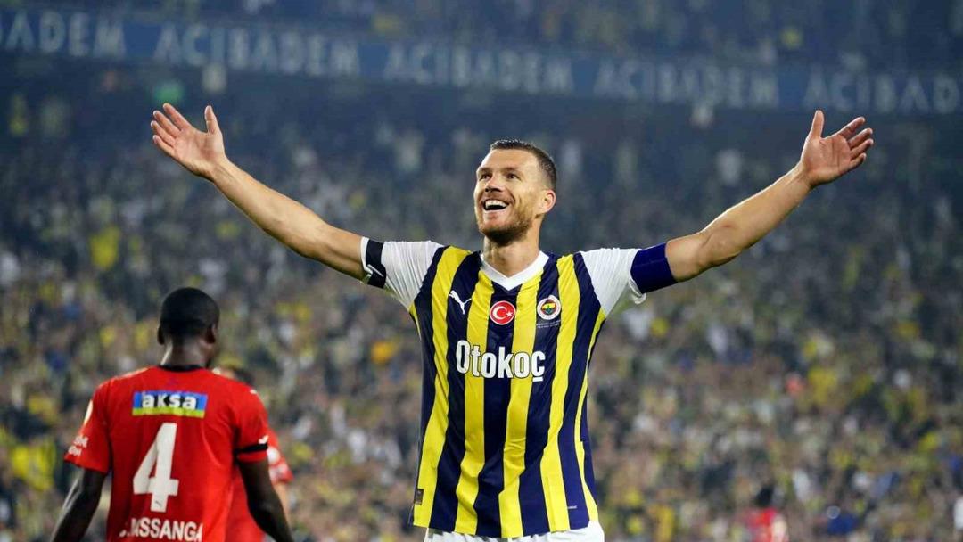 Pendikspor ma&ccedil;ında 3 gol birden atmıştı! T&uuml;m d&uuml;nya Fenerbah&ccedil;e'nin yıldızı Edin Dzeko'yu konuşuyor, "Durdurulamıyor"