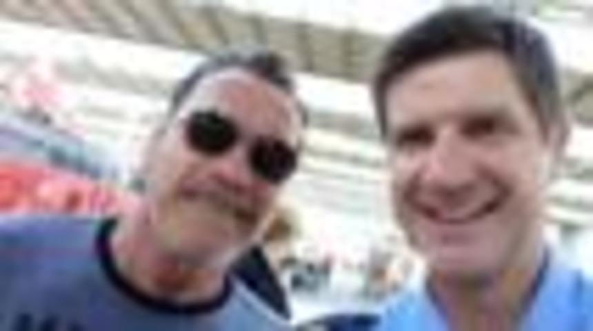 İstasyonda bisiklet s&uuml;ren Terminat&ouml;r'e selfie cezası