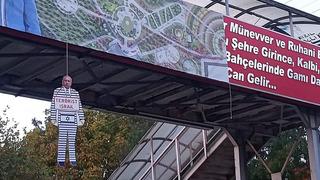 O ilimizde Netanyahu'nun maketini üst geçide astılar! Üzerinde 'Terörist İsrail' yazısı yer aldı