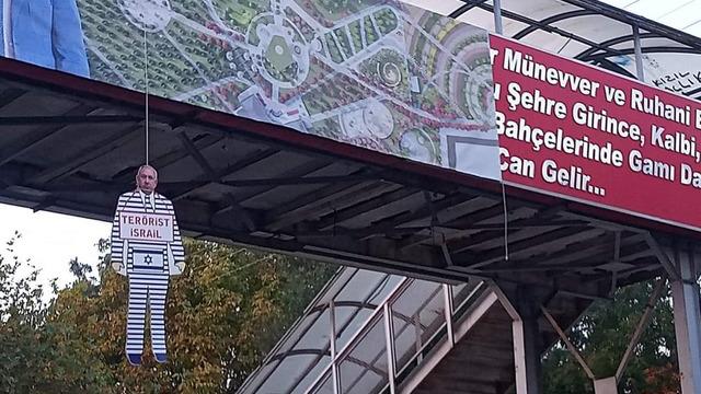 O ilimizde Netanyahu'nun maketini üst geçide astılar! Üzerinde 'Terörist İsrail' yazısı yer aldı