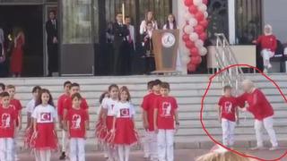 İlkokuldaki 29 Ekim kutlamalarında tepki çeken anlar! Küçük çocuğu gruptan ayırıp, kenarda bekletti: 'Çocuğunuz disleksi'