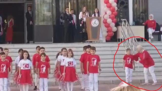İlkokuldaki 29 Ekim kutlamalarında tepki çeken anlar! Küçük çocuğu gruptan ayırıp, kenarda bekletti: 'Çocuğunuz disleksi'
