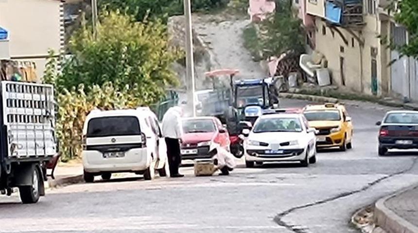 Kamyonet kasasından düştü! Mahalleyi istila etti 'Bir şeylerin döküldüğünü fark ettim, insanlar kafalarını kaşıyorlardı' 3 kişi hastanelik oldu