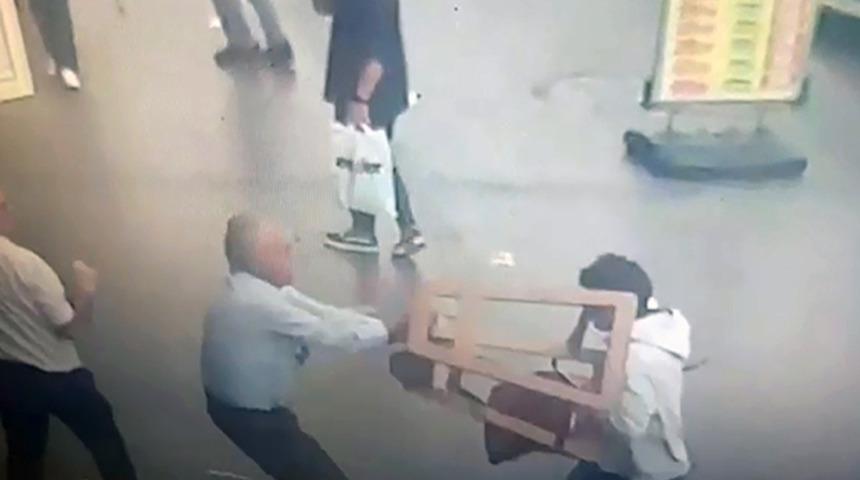 'Yemeğinizde bebek kanı var' dedi çalışanlara saldırdı! O anlar kameraya yansıdı