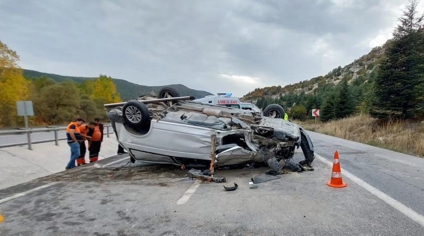 Kütahya’da ağaca çarparak devrilen minibüsün sürücüsü hayatını kaybetti