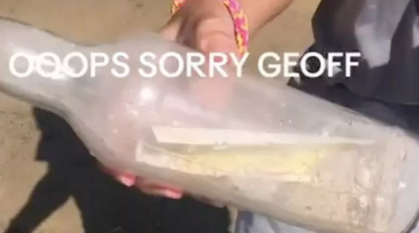 Sahilde içinden not çıkan şişe buldular! Yazılanlar karşısında şaşkınlığını gizleyemediler... Açar açmaz pişman oldular