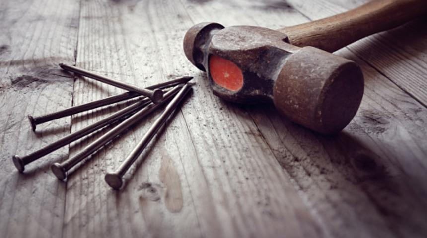 Hayali bir ses ona yapmasını söyledi! Cinsel organına çivi çaktı... Günler sonra hastaneye gidince gerçek ortaya çıktı