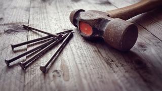 Hayali bir ses ona yapmasını söyledi! Cinsel organına çivi çaktı... Günler sonra hastaneye gidince gerçek ortaya çıktı