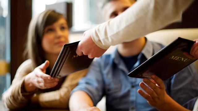 Hesabı sevgililerine ödetiyorlar! Aşkta en pinti burçlar belli oldu